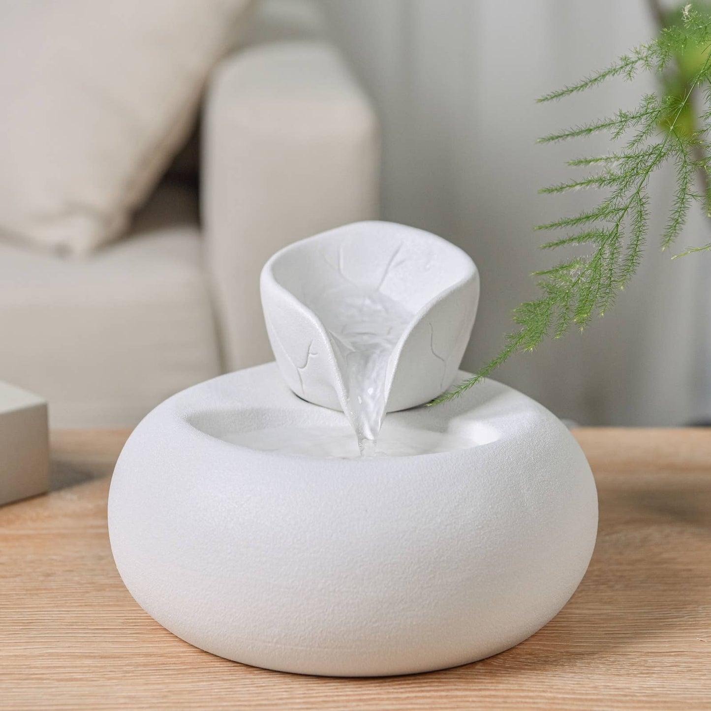 Fontaine Toby en céramique émaillée Zen'Arôme, décorative et élégante pour intérieur avec motif coloré et finition brillante.