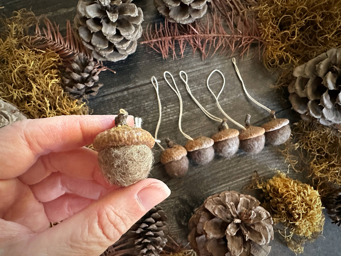 Ensemble de 6 ornements mini gland en laine feutrée