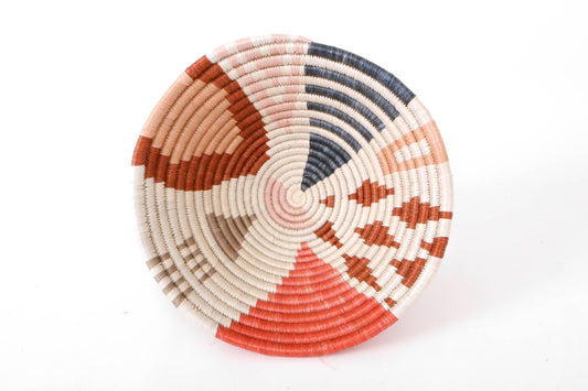 Bol tissé Bloom de 10 po en corail, design élégant et artisanal, parfait pour la décoration intérieure.