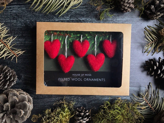 Mini ornements en forme de cœur en laine de la marque House of Moss, coffret de 5 décorations douces et colorées.