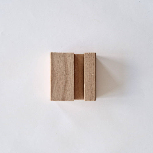 Bloc de présentation en bois pour carreau 10x10 cm de Artige BV, fabriqué aux Pays-Bas, avec surface en bois naturelle.