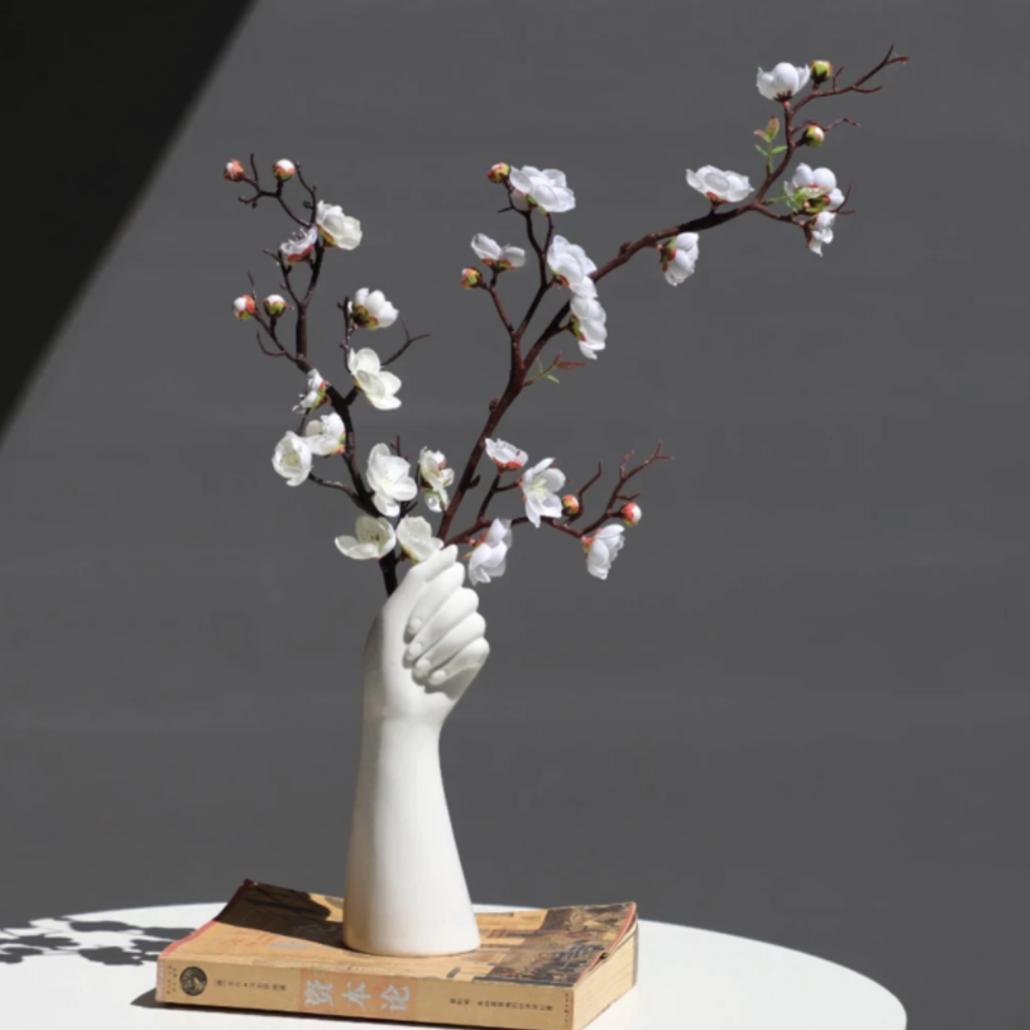 Vase en céramique en forme de main