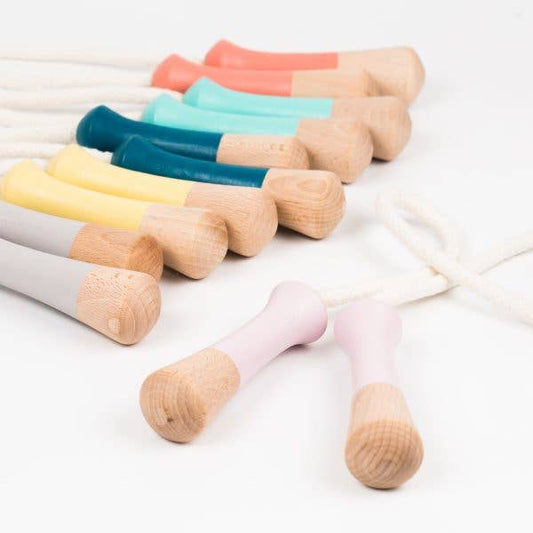 Corde à sauter pour enfant en coton naturel avec poignée en bois de hêtre, marque Me&mine, adaptée à l'apprentissage du saut.