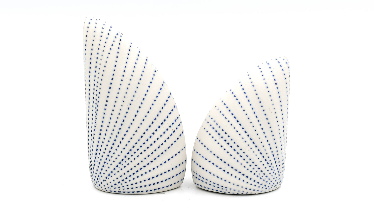 Ensemble de salière et poivrière en porcelaine artisanale ADA avec trois pièces, design élégant et fini blanc.