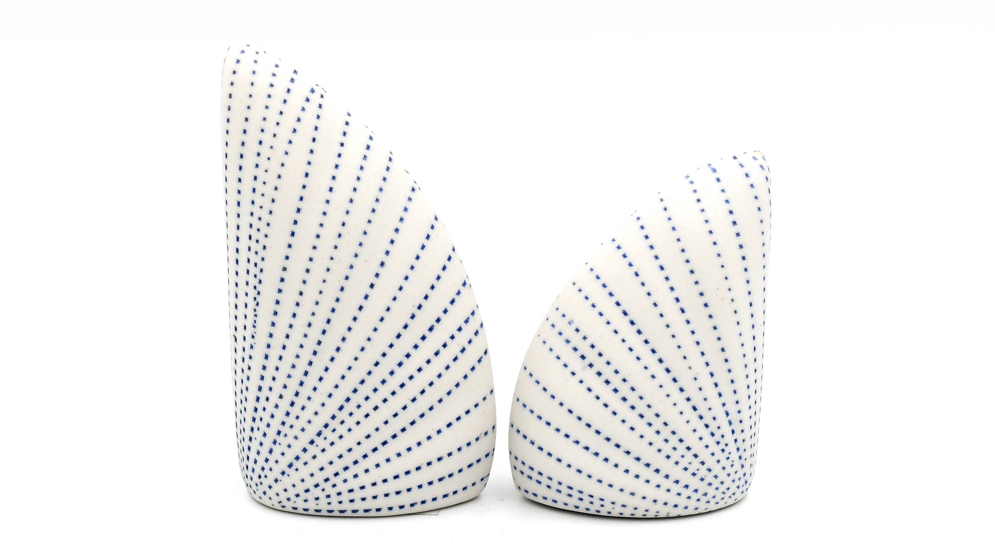 Ensemble de salière et poivrière en porcelaine artisanale ADA avec trois pièces, design élégant et fini blanc.