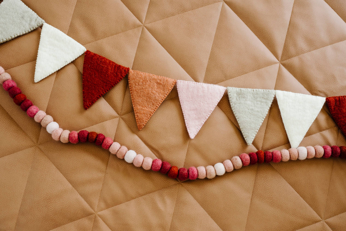 Guirlande boules feutrées Cozy Rosy Garland