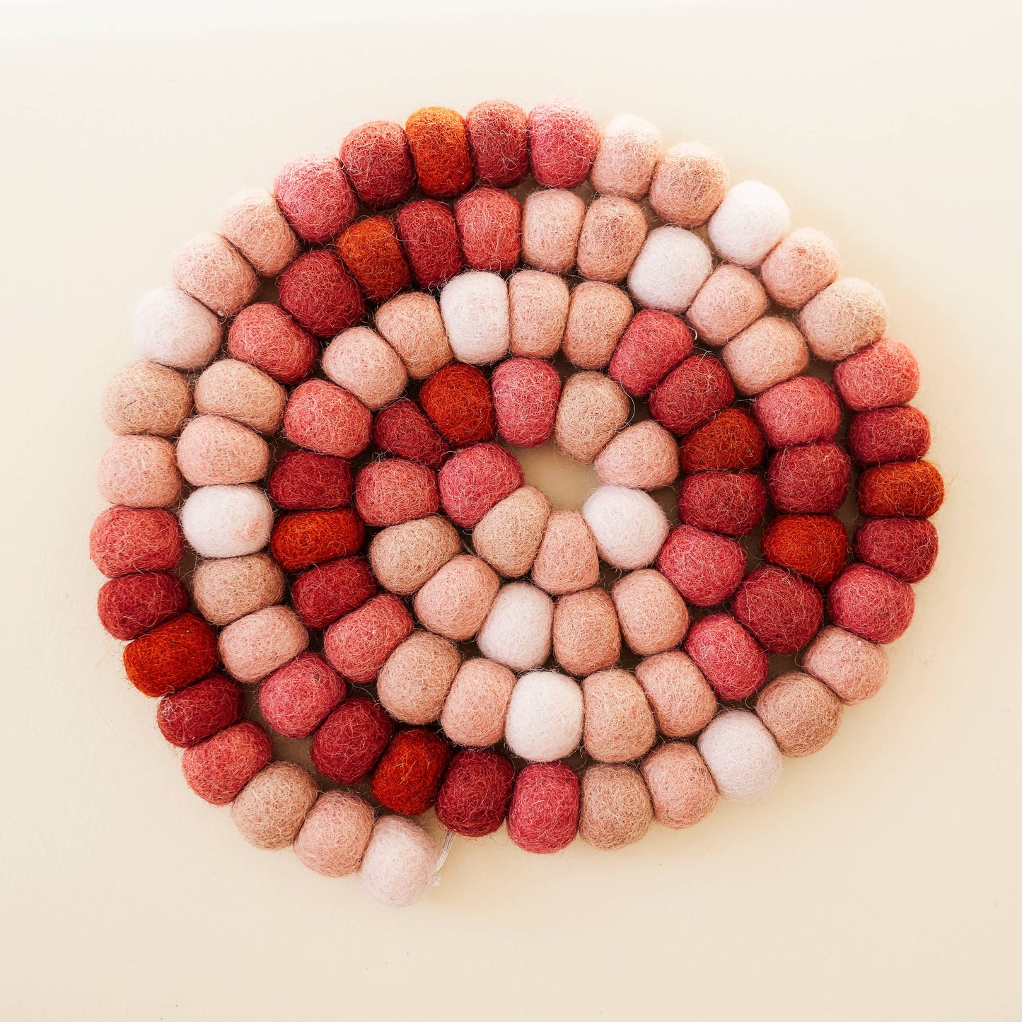 Guirlande boules feutrées Cozy Rosy Garland
