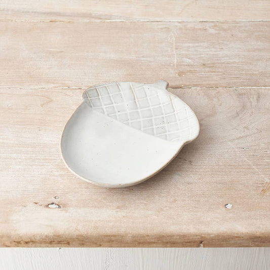 Plat à glands en céramique naturelle de 16 cm, design élégant par Gainsborough Giftware x Portland Living, vue de face.