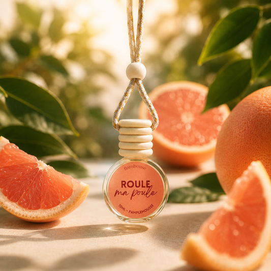 Diffuseur voiture rechargeable Maison Flambeuse avec parfum pamplemousse, 10 mL, affichant un design élégant et compact.