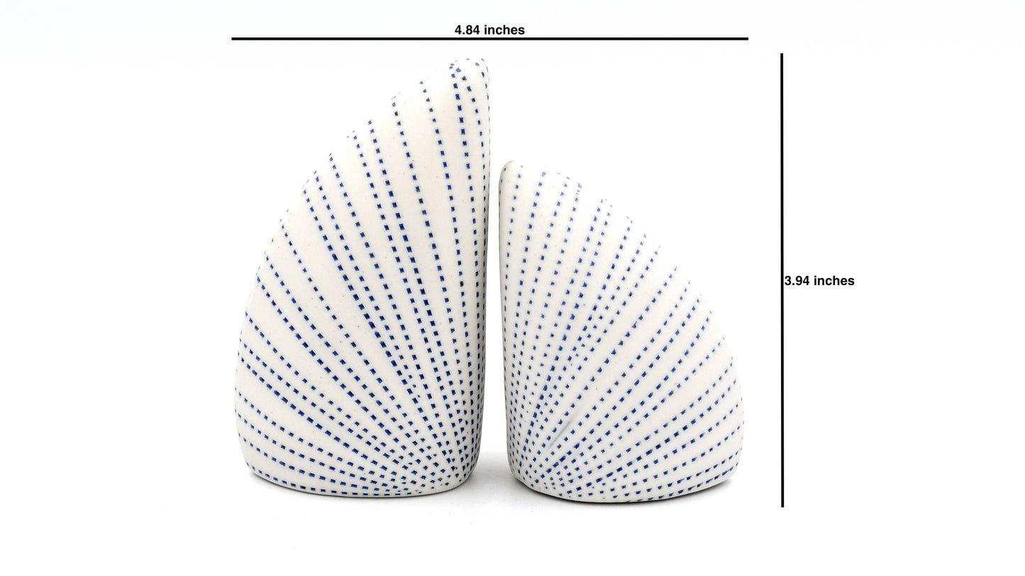 Ensemble de salière et poivrière en porcelaine artisanale ADA, design élégant et finition artisanale, par Art Floral Trading LLC.