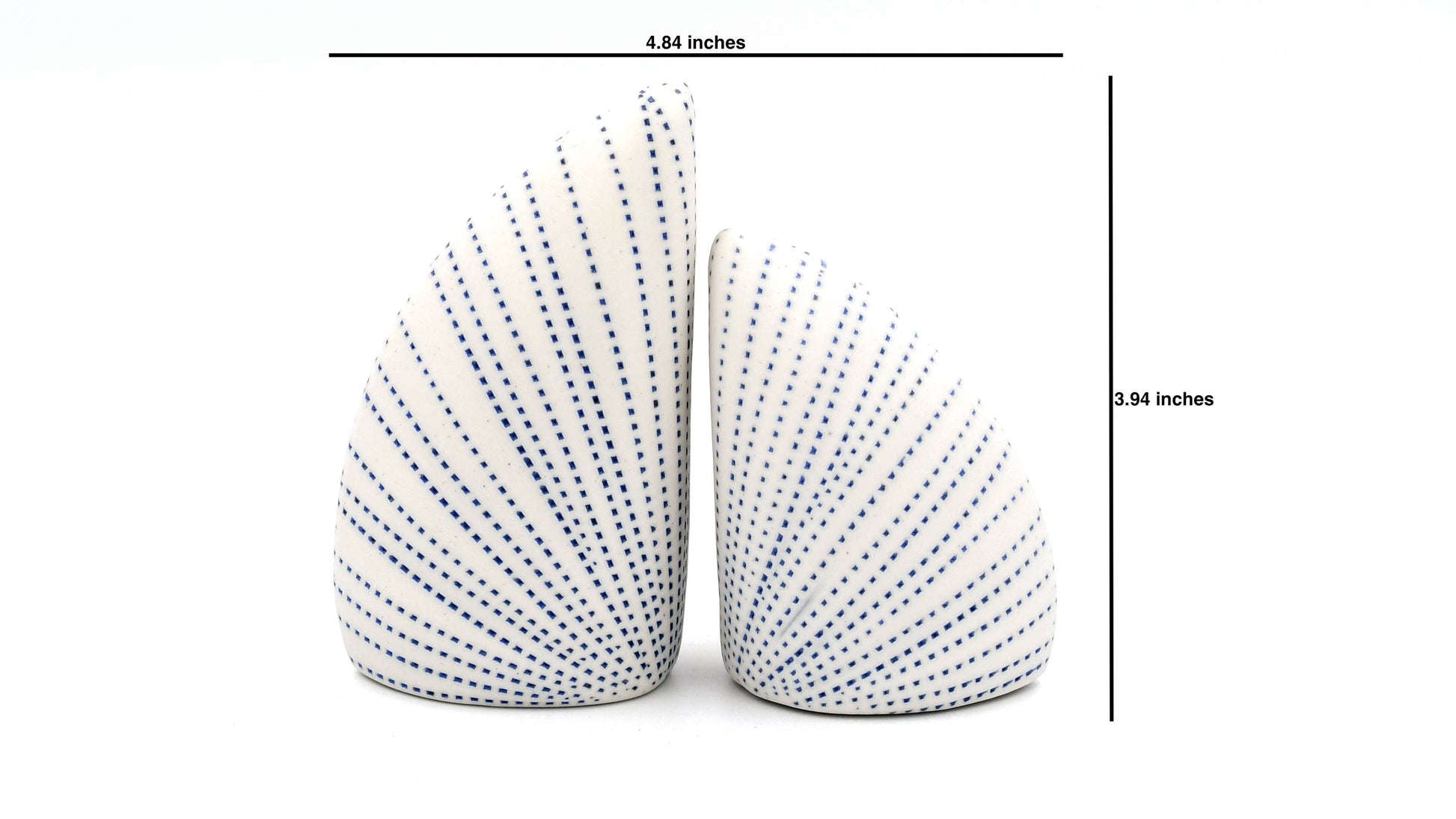 Ensemble de salière et poivrière en porcelaine artisanale ADA, design élégant et finition artisanale, par Art Floral Trading LLC.