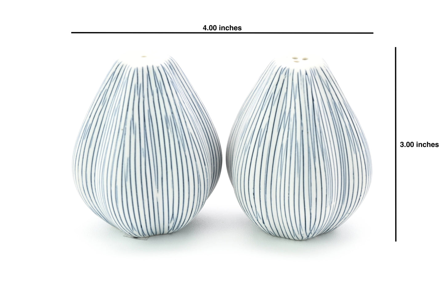 Set de salière et poivrière en porcelaine artisanale Champa de Art Floral Trading LLC, avec motifs élégants.