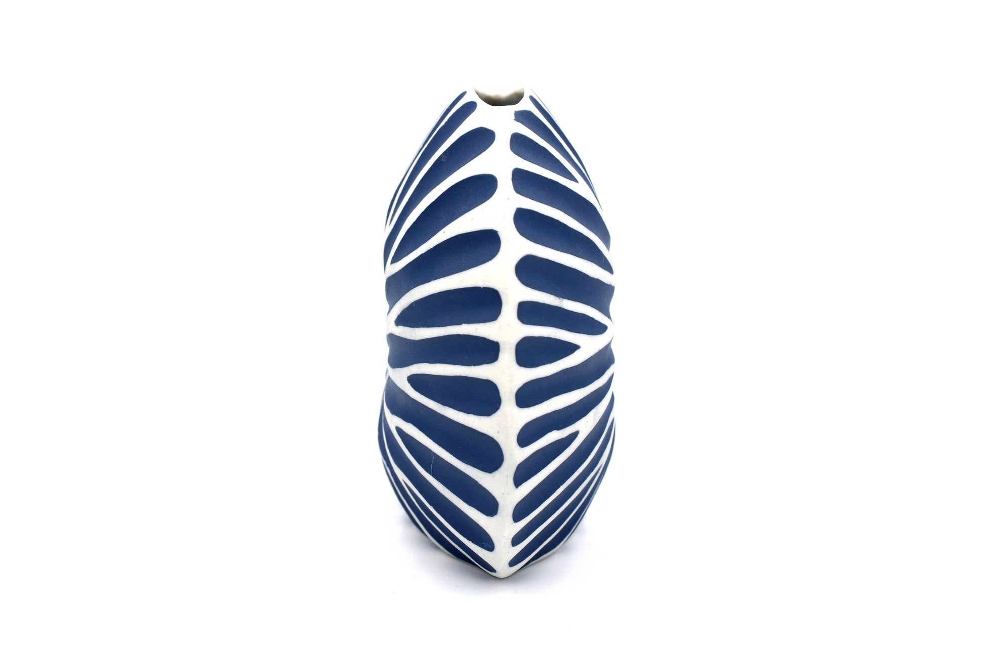 Vase rond mini DIVA en porcelaine blanche avec bourgeons, fait main, de la marque Art Floral Trading LLC.