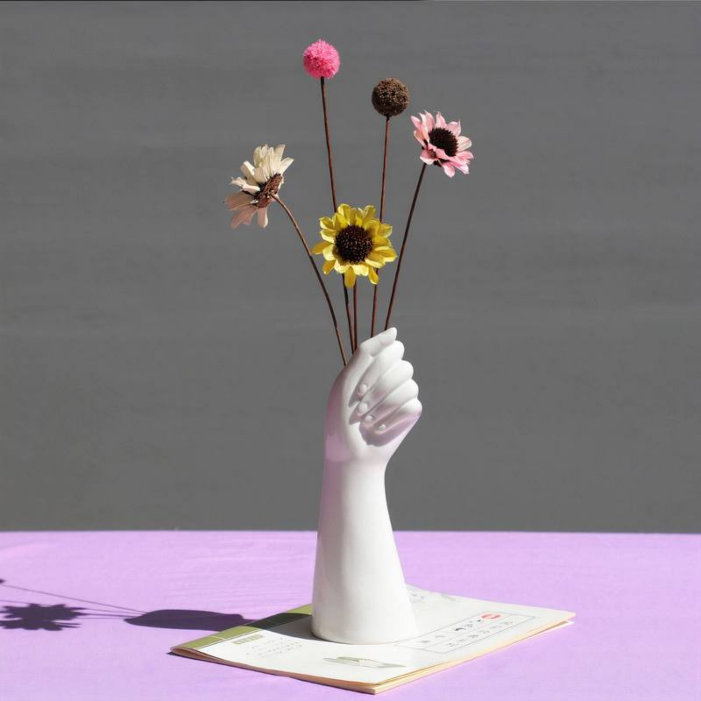 Vase en céramique en forme de main