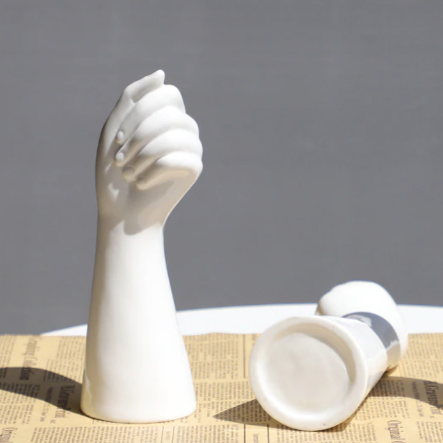Vase en céramique en forme de main