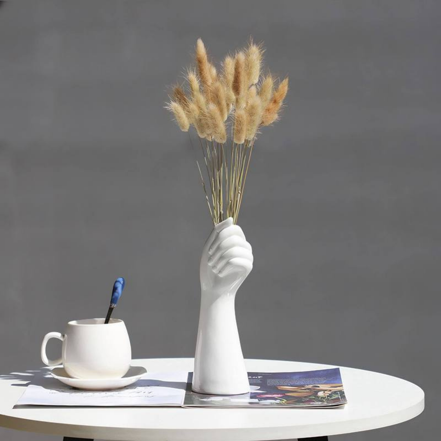 Vase en céramique en forme de main
