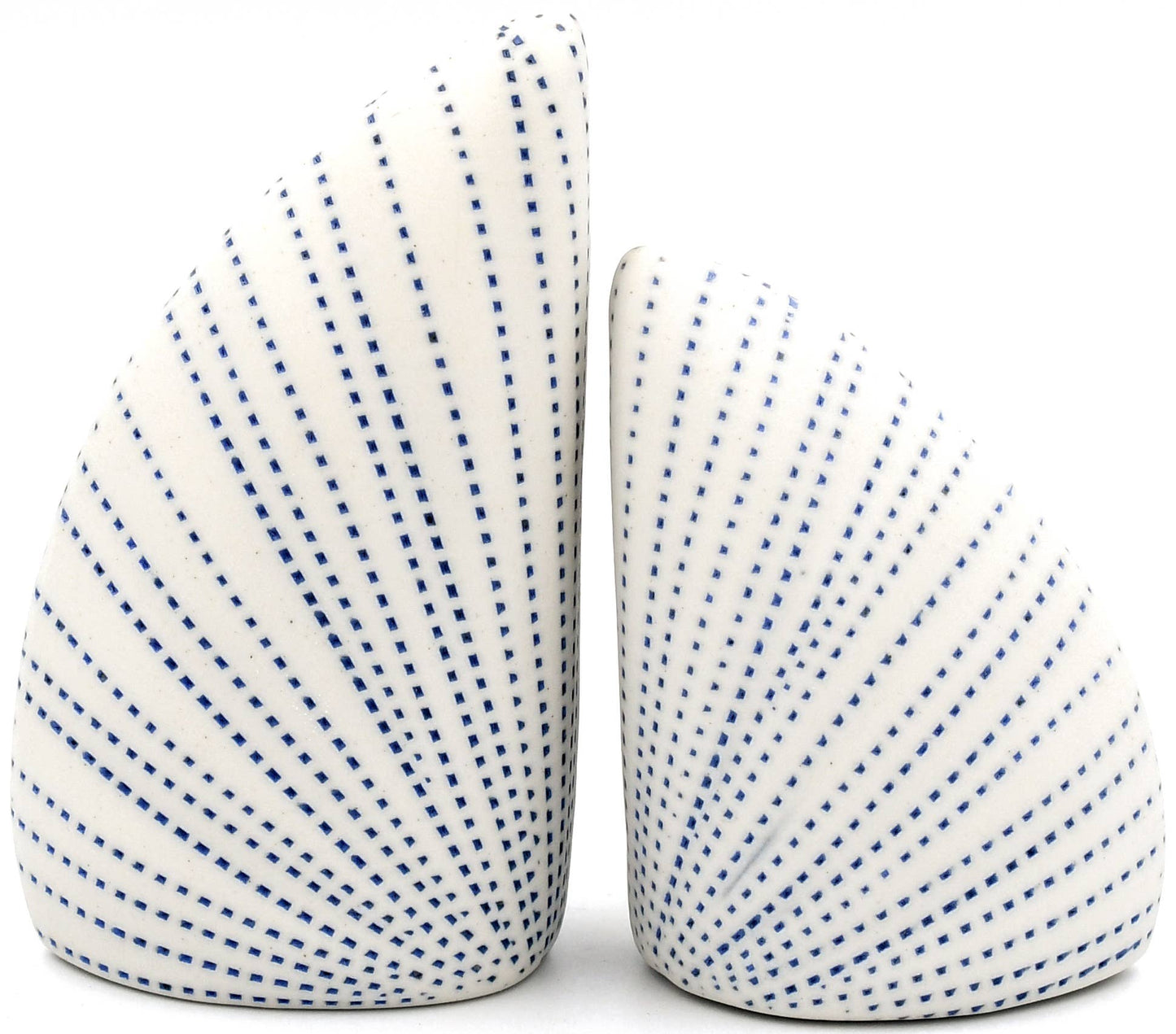 Ensemble de salière et poivrière en porcelaine artisanale ADA, design élégant et finition artisanale, pour cuisine ou table.