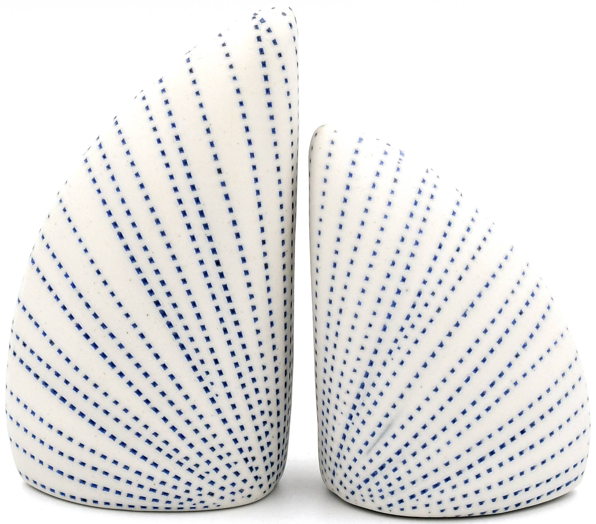 Ensemble de salière et poivrière en porcelaine artisanale ADA, design élégant et finition artisanale, pour cuisine ou table.
