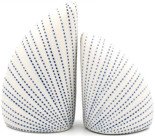 Ensemble de salière et poivrière en porcelaine artisanale ADA, design élégant et finition artisanale, pour cuisine ou table.
