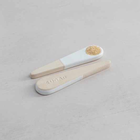 Cuillère à sucre en grès blanc Chickidee, tournée à la main, élégante et artisanale pour le service du thé ou du café.