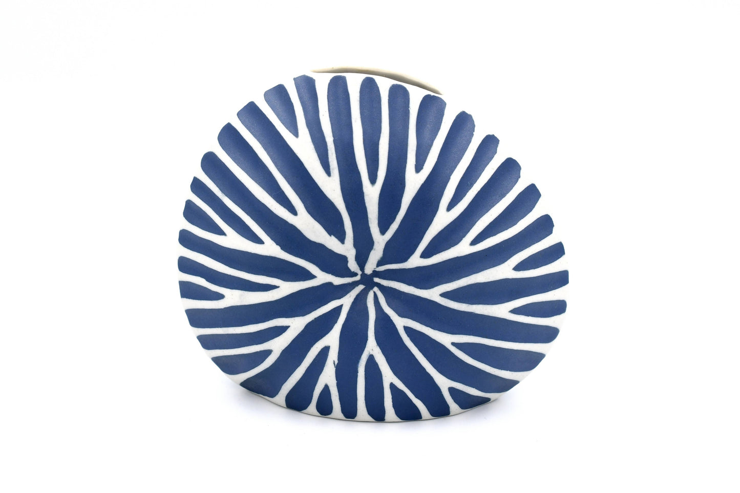 Vase rond mini DIVA en porcelaine blanche, fait main, avec forme élégante et design floral, idéal pour arrangements de fleurs.