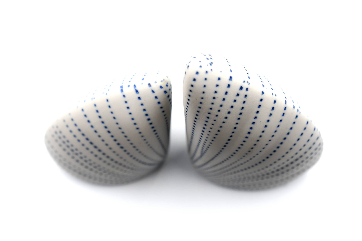 Ensemble de salière et poivrière en porcelaine artisanale ADA avec motifs floraux, design élégant et finition raffinée.