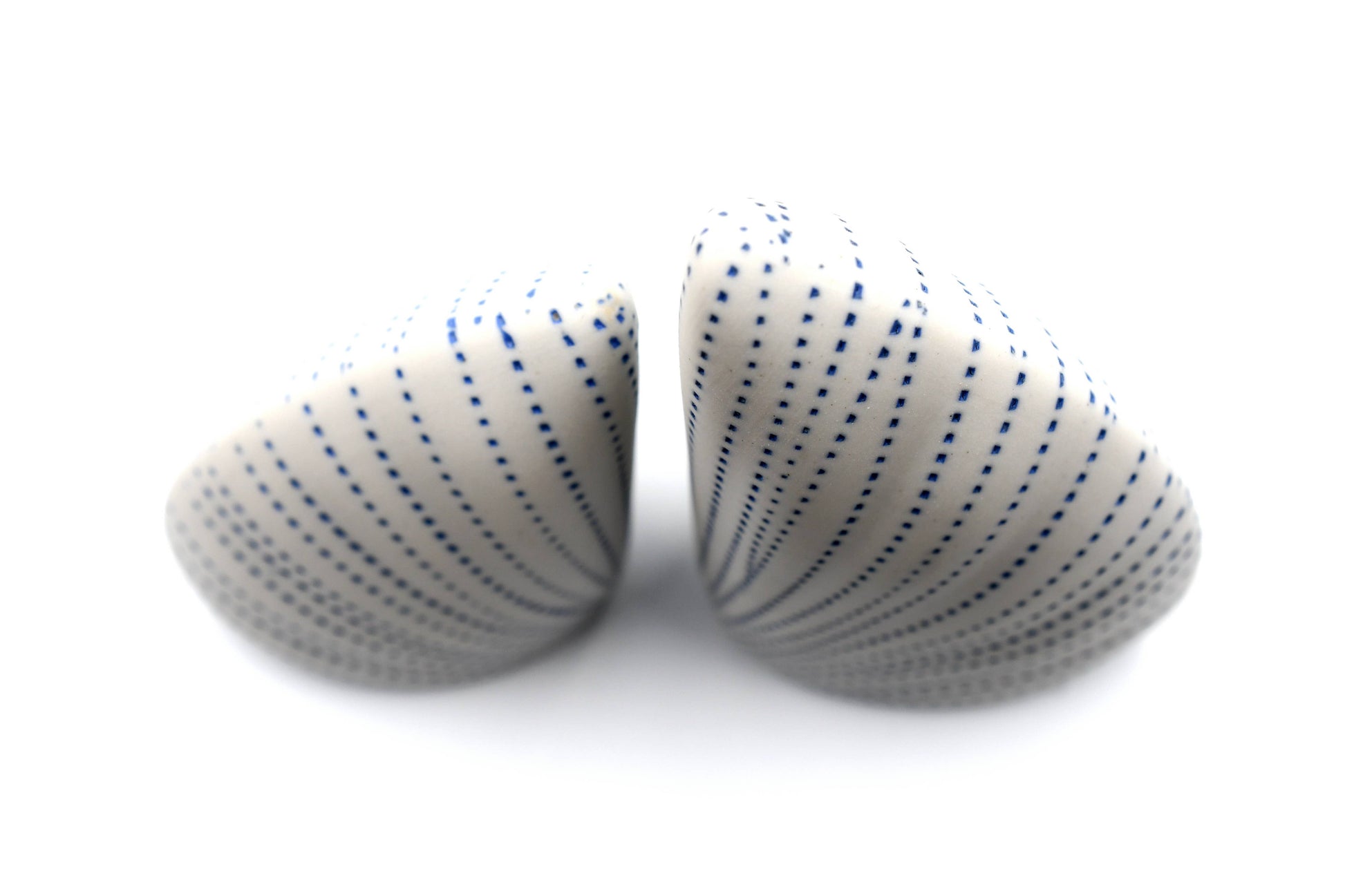 Ensemble de salière et poivrière en porcelaine artisanale ADA avec motifs floraux, design élégant et finition raffinée.