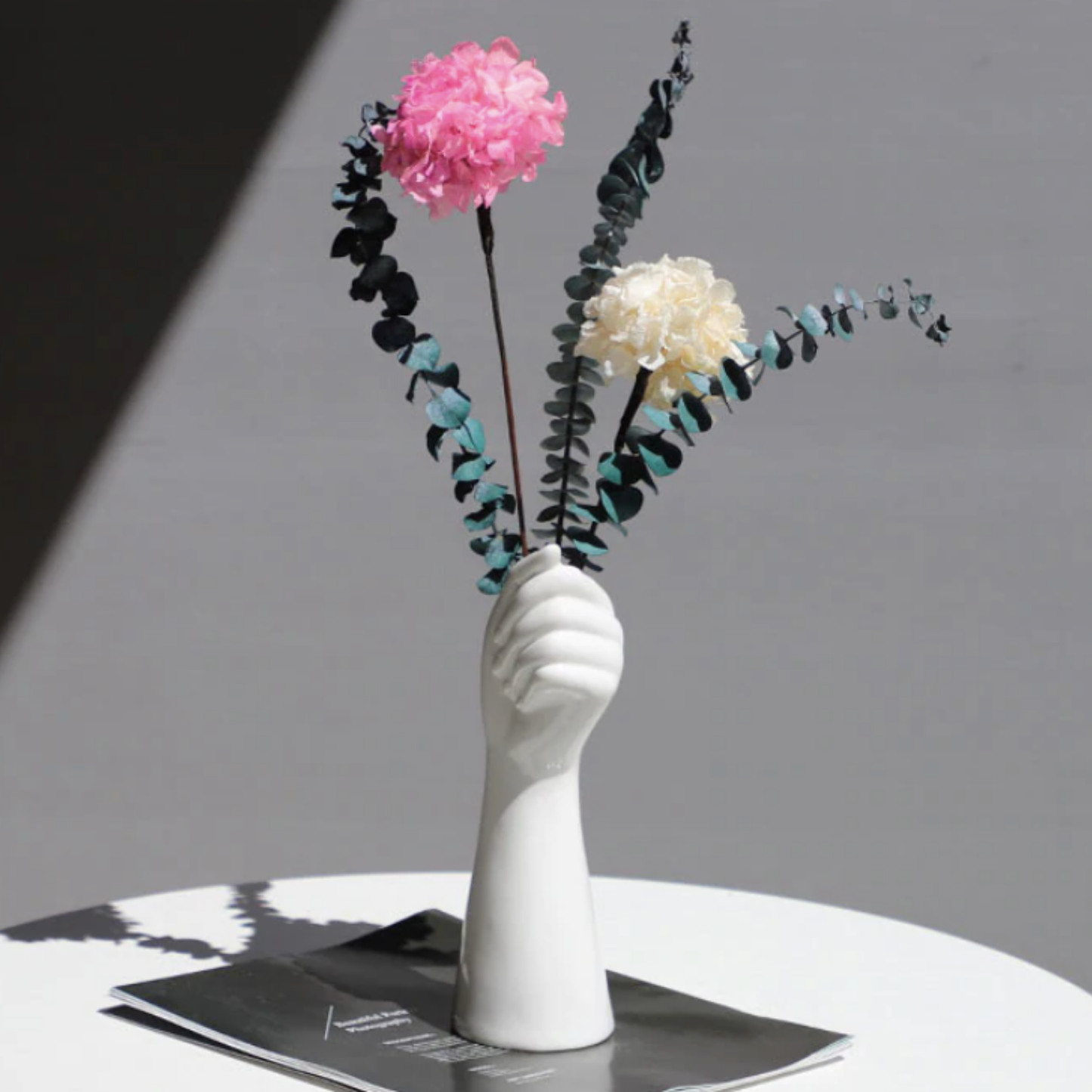 Vase en céramique en forme de main