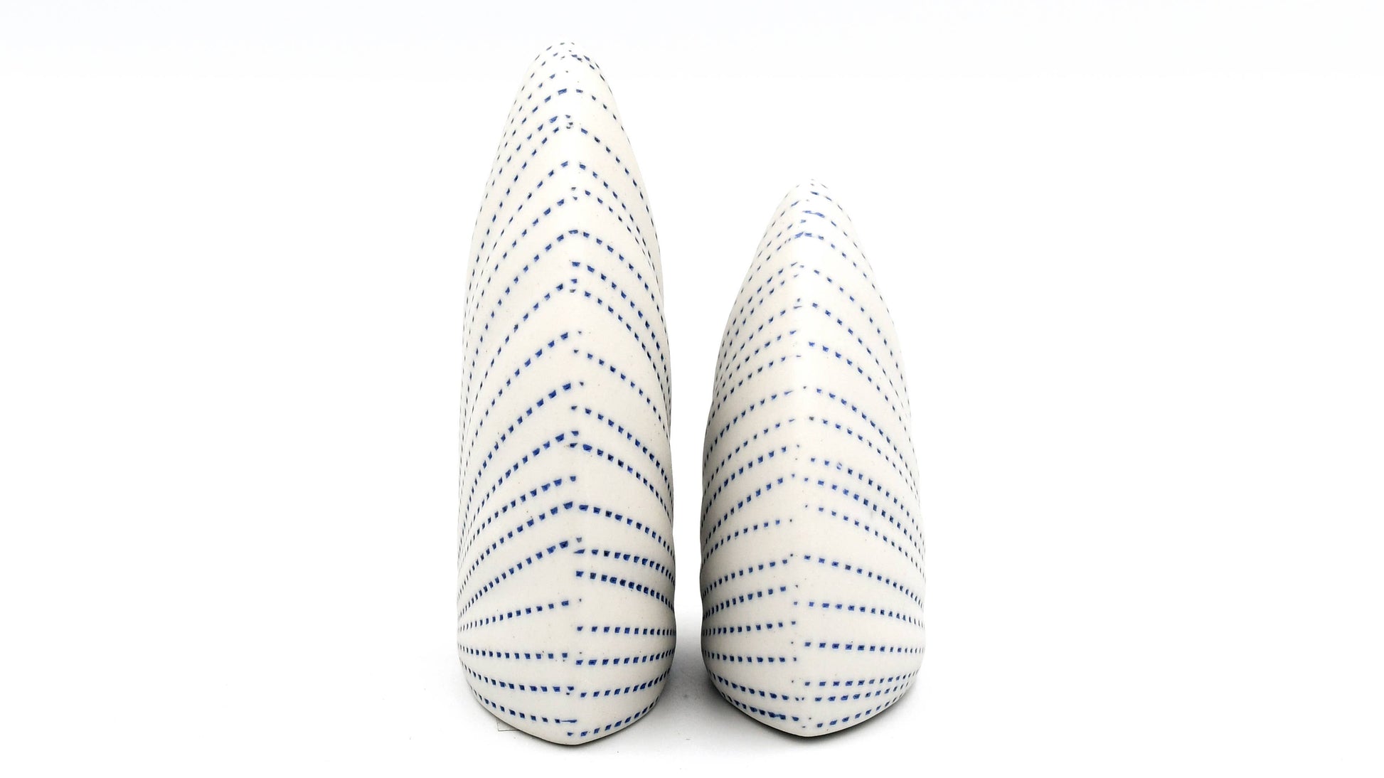 Ensemble de salière et poivrière en porcelaine artisanale ADA, design élégant avec motifs floraux, par Art Floral Trading LLC