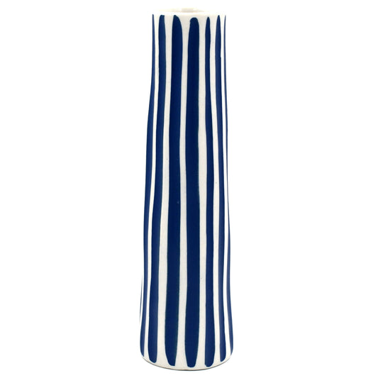 Vase en porcelaine fait main KOZA M-Vase de Art Floral Trading LLC, design élégant avec finition blanche, posé sur une surface.