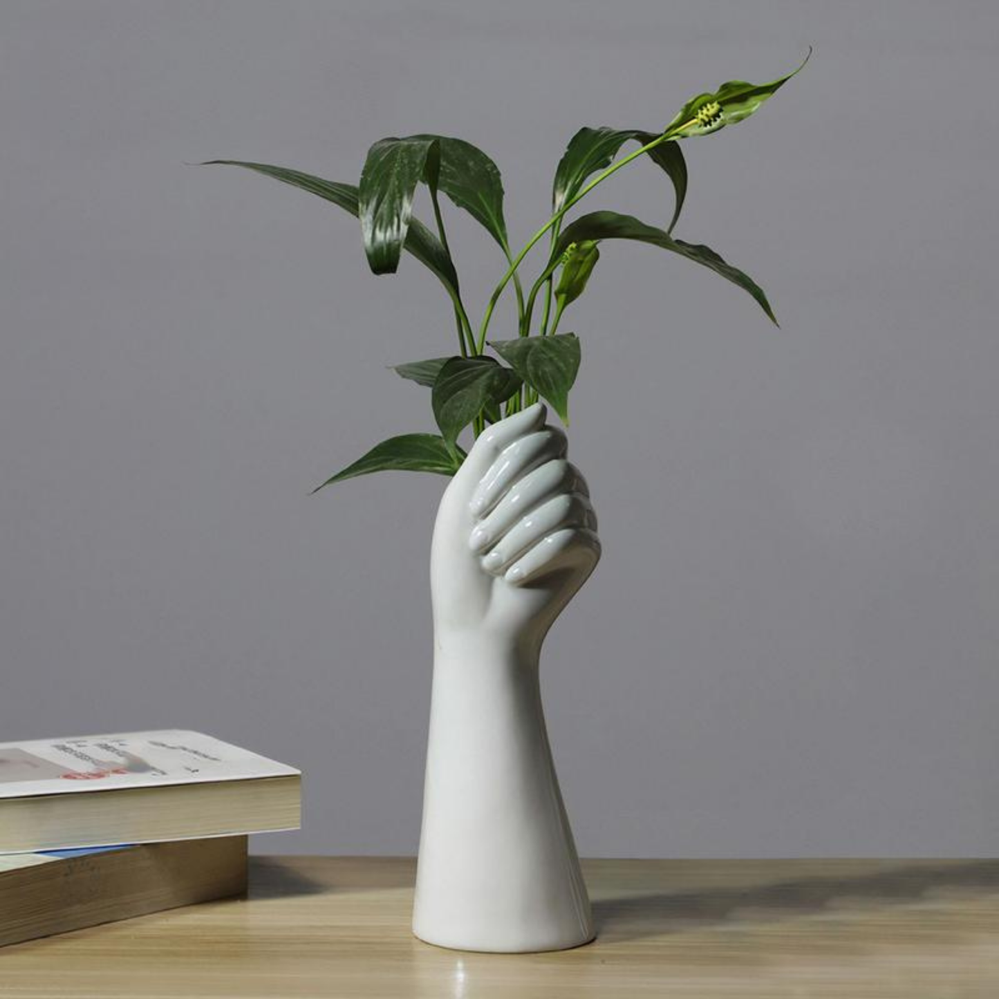 Vase en céramique en forme de main