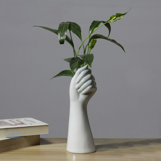 Vase en céramique en forme de main beTWENTY, décoration moderne et artistique pour intérieur.