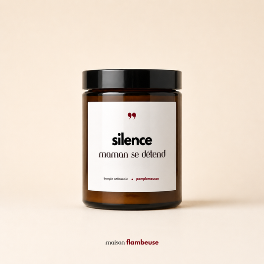 Bougie Silence Maman Se Détend de Maison Flambeuse, cire de soja naturelle, allumée dans un verre élégant, ambiance relaxante.