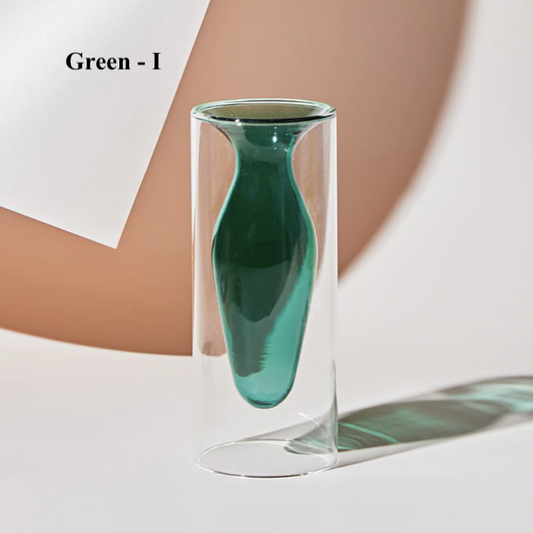Vase en verre coloré hydroponique nordique de IVORE.GROUP, design moderne avec plantes aquatiques visibles.