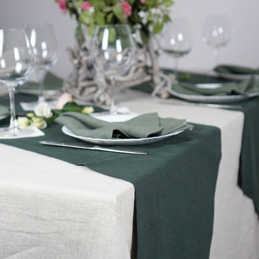 Chemin de table en lin Linen Couture, 40 x 140 cm, avec texture naturelle et finition élégante pour décoration de table.