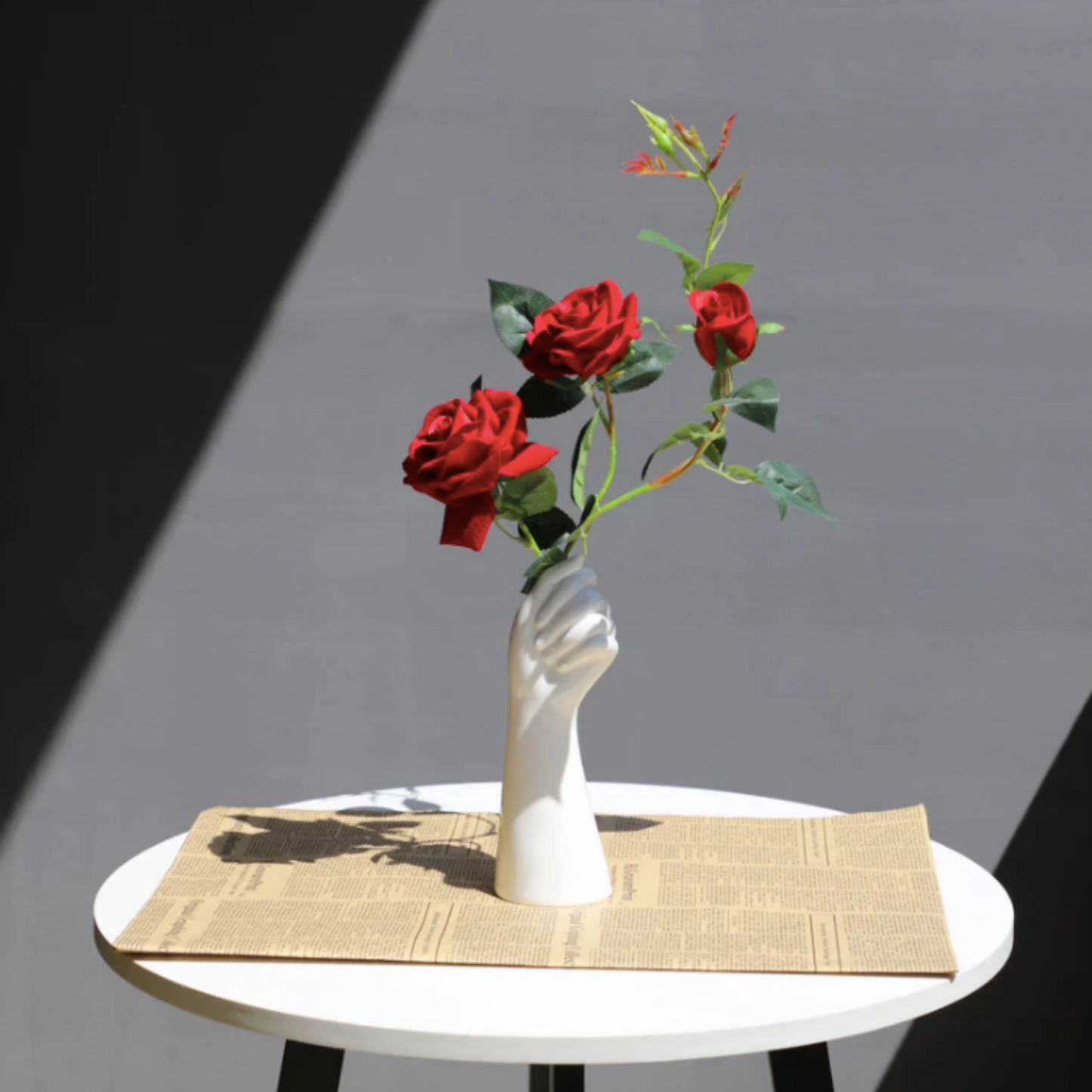 Vase en céramique en forme de main