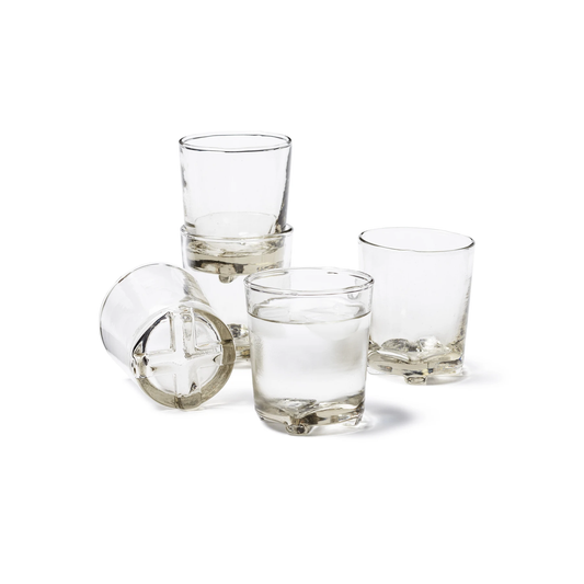Verre à icônes Magenta Rae Dunn, en verre transparent avec motifs d'icônes blanches, pour boissons ou décoration.