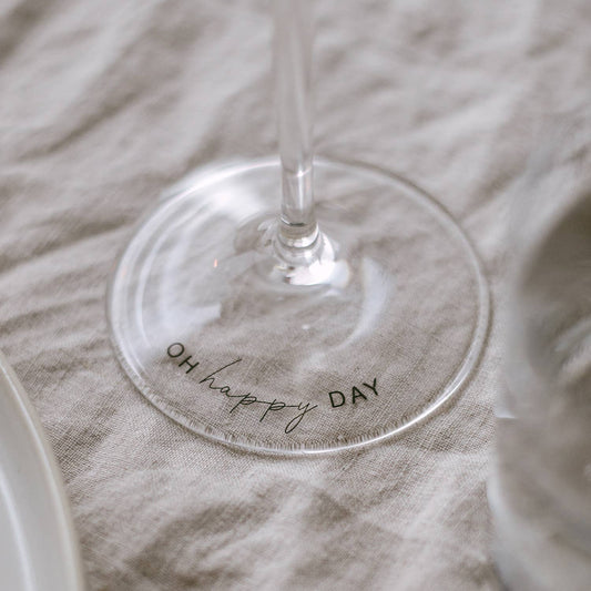 Verre à vin de 390 ml Eulenschnitt « Oh Happy Day » avec design coloré, parfait pour déguster le vin dans une ambiance joyeuse.