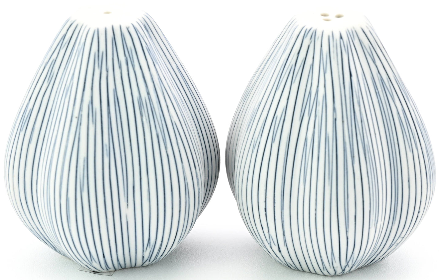 Set de salière et poivrière en porcelaine artisanale Champa de Art Floral Trading LLC, avec détails élégants et finition artisanale.