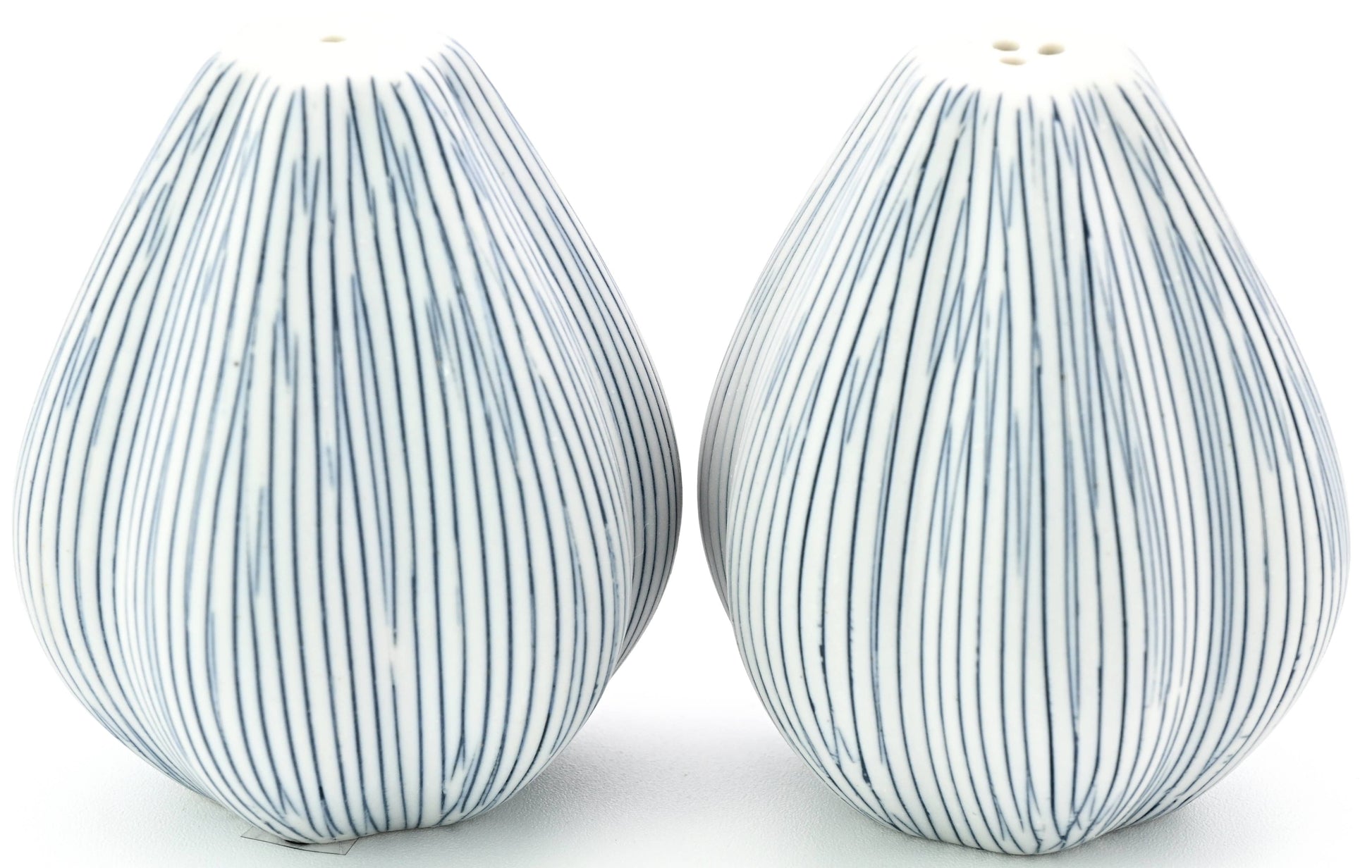 Set de salière et poivrière en porcelaine artisanale Champa de Art Floral Trading LLC, avec détails élégants et finition artisanale.