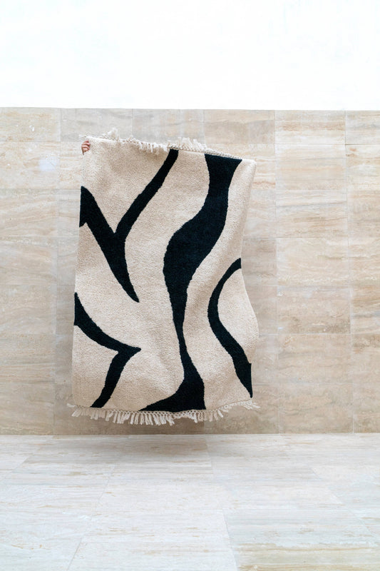 Tapis Rajai Noor aux motifs traditionnels, couleurs chaudes et détails élaborés, idéal pour la décoration intérieure.