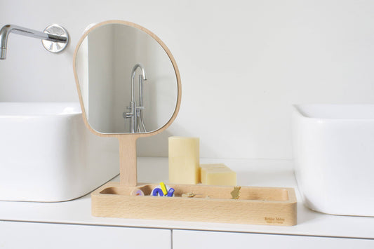Miroir à poser Reine Mère Kagami avec rangement en hêtre, design élégant et pratique pour la chambre ou l'entrée.