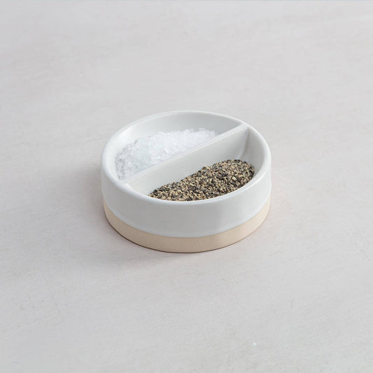 Pot à pincer blanc en grès de la marque Chickidee, céramique artisanale pour condiments et épices, vue de dessus.